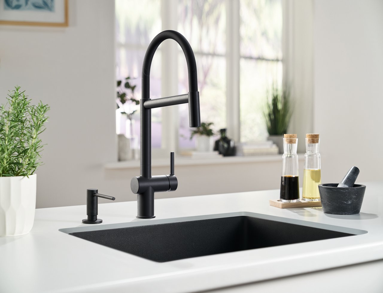 Matte Black Active Semi-Pro Kitchen Faucet 